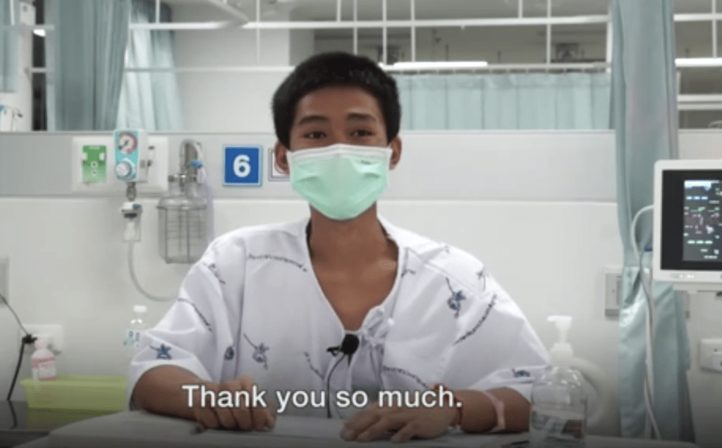 Meninos da caverna gravam primeiro vídeo em hospital na Tailândia