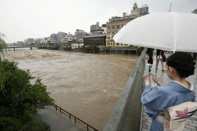 Cerca de 160 mil pessoas foram instruídas a partir e os meteorologistas alertaram que o nível de precipitação "histórico" pode se manter até domingo (Kyodo/Reuters)