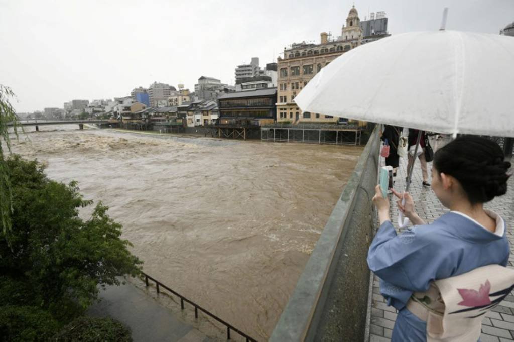 Chuvas fortes forçam retirada de milhares e deixam 1 morto no Japão