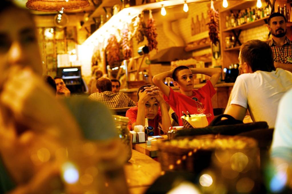 Copa festiva da Rússia é alegria para lojas, bares e restaurantes locais