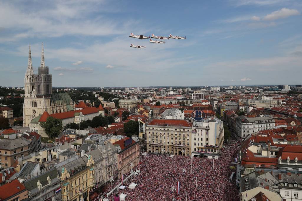 Seleção da Croácia é recebida com festa por milhares de torcedores