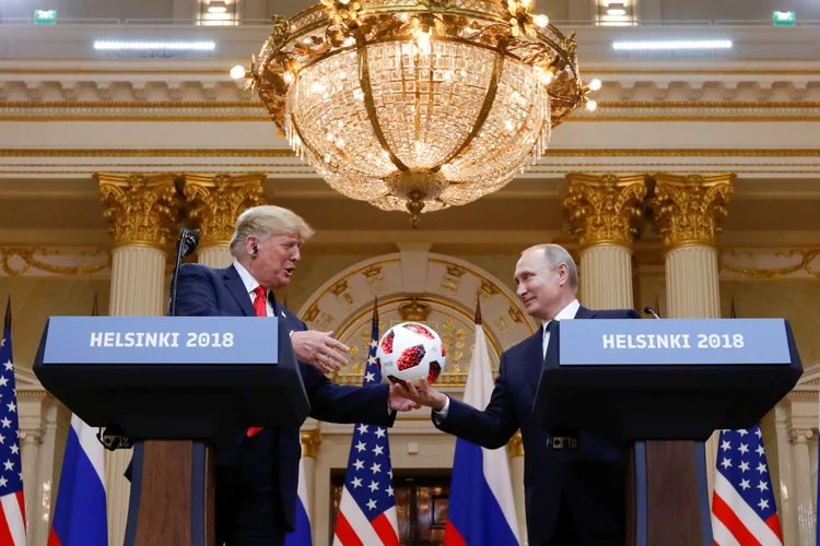 O presidente dos EUA, Donald Trump, e o presidente da Rússia, Vladmir Putin: contrariando agências de inteligência americanas, russo nega interferência em eleições de 2016 (Kevin Lamarque/Reuters)