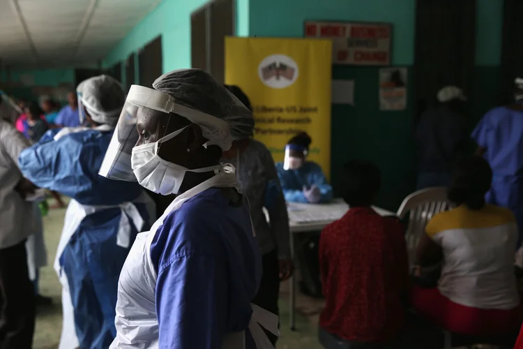 O último paciente diagnosticado com ebola no dia 12 de junho recebeu alta médica e foi liberado após ser submetido a dois exames de sangue que apresentaram resultados negativos (John Moore/Reuters)