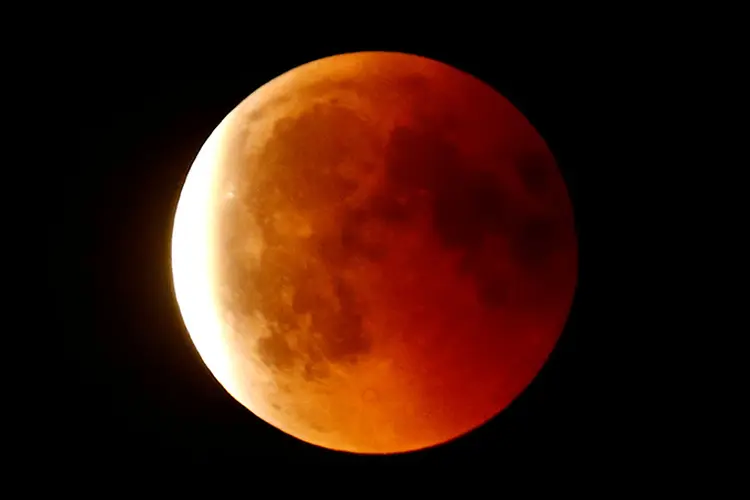Lua cheia vista durante eclipse lunar no céu de Frankfurt, Alemanha. (KAI PFAFFENBACH/Reuters)