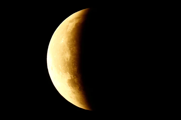 Lua cheia vista durante eclipse lunar no céu de Frankfurt, Alemanha. (KAI PFAFFENBACH/Reuters)