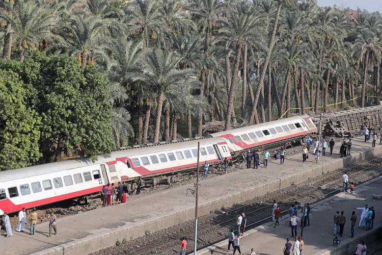 Os feridos foram levados a diferentes hospitais próximos ao local do acidente (Mohamed Abd El Ghany/Reuters)