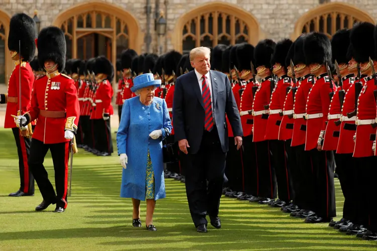 Donald Trump e a rainha Elizabeth II inspecionam a guarda do castelo de Windsor, no Reino Unido: uma série de regras de etiqueta devem ser seguidas ao visitar a família real britânica (Kevin Lamarque/Reuters)