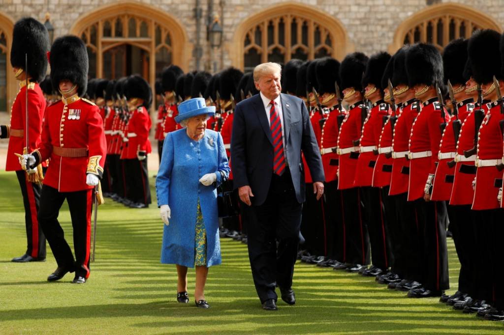 Trump comete uma tremenda gafe ao se encontrar com Rainha Elizabeth II