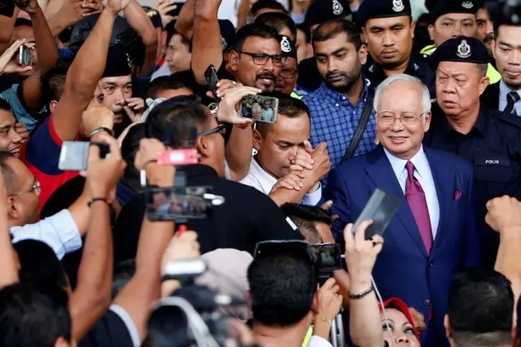 Najib: ele recebeu ordens para entregar seus passaportes, e o juiz marcou seu julgamento para 18 de fevereiro do ano que vem (Lai Seng Sin/Reuters)