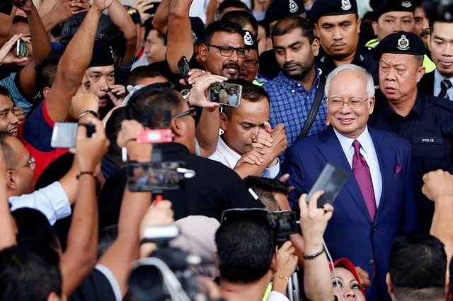Após perder eleição, ex-premiê da Malásia é acusado de corrupção