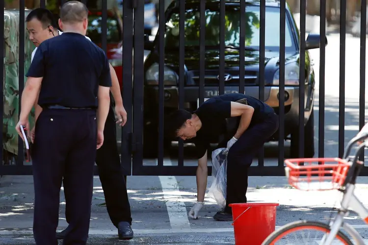 Embaixada: o cidadão chinês, de sobrenome Jiang supostamente detonou uma pequena bomba nos arredores da embaixada americana, ontem, sem deixar outros feridos ou danos materiais (Damir Sagolj/Reuters)