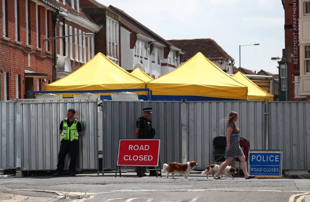 Britânico envenenado achou que Novichok era perfume e deu à namorada