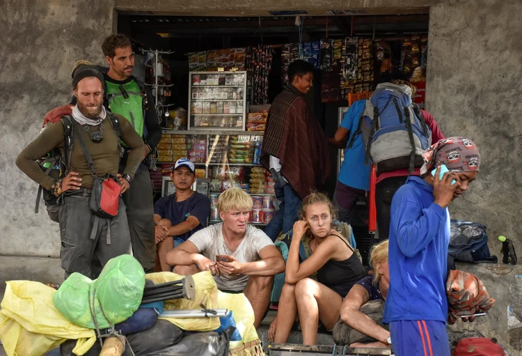 Alpinistas indonesianos e estrangeiros: os resgatados receberam cuidados médicos na véspera e estão fora de perigo (Antara Foto/Ahmad Subaidi/Reuters)