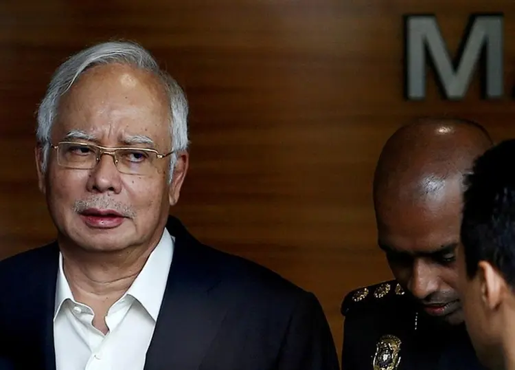 Prisão: agentes de combate à corrupção prenderam Najib em sua casa após entregar uma ordem de detenção (Lai Seng Sin/Reuters)