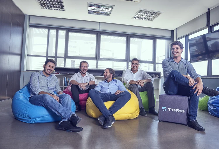Sócios da corretora Toro: empresa quer aposentar o home broker e facilitar o investimento em ações (Toro/Divulgação)