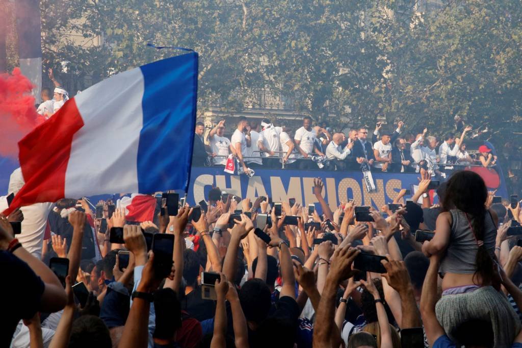 Campeões do mundo desfilam por Paris abraçados por multidão