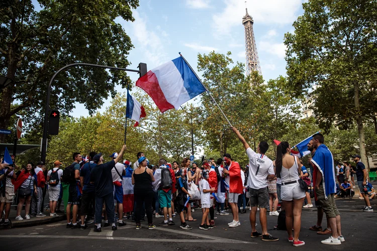 Fãs se reúnem perto da Torre Eifel, em Paris, para acompanhar a partida entre a França e a Croácia, pelo final da Copa do Mundo 2018 (Jack Taylor/Getty Images)