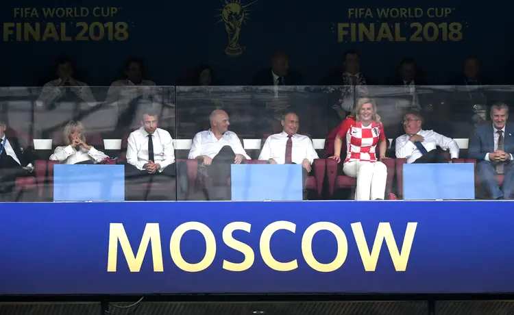 Brigitte Marcon, presidente da França Emmanuel Macron, presidente da FIFA Gianni Infantino, presidente da Rússia Valdimir Putin e presidente da Croácia Kolinda Grabar-Kitarovic, na final da Copa do Mundo 2018 (Dan Mullan/Getty Images)