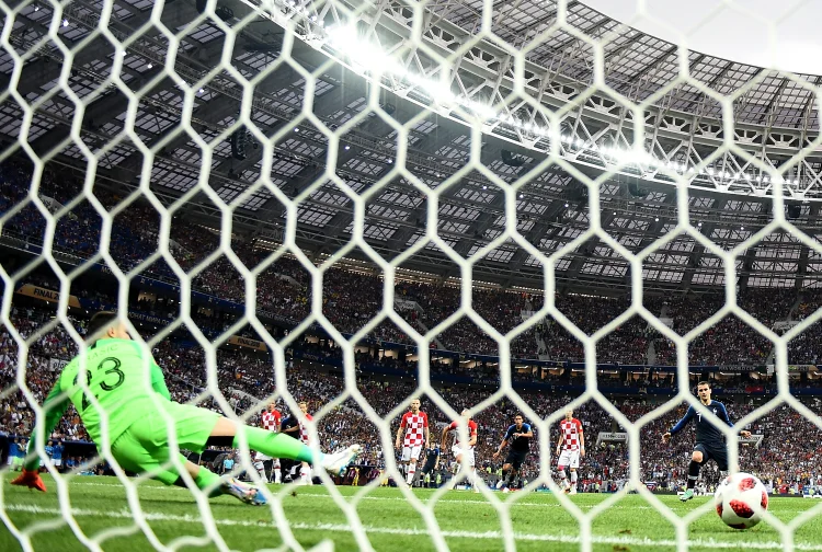 Antoine Griezmann marca o segundo gol da França na final da Copa do Mundo (Laurence Griffiths/Getty Images)