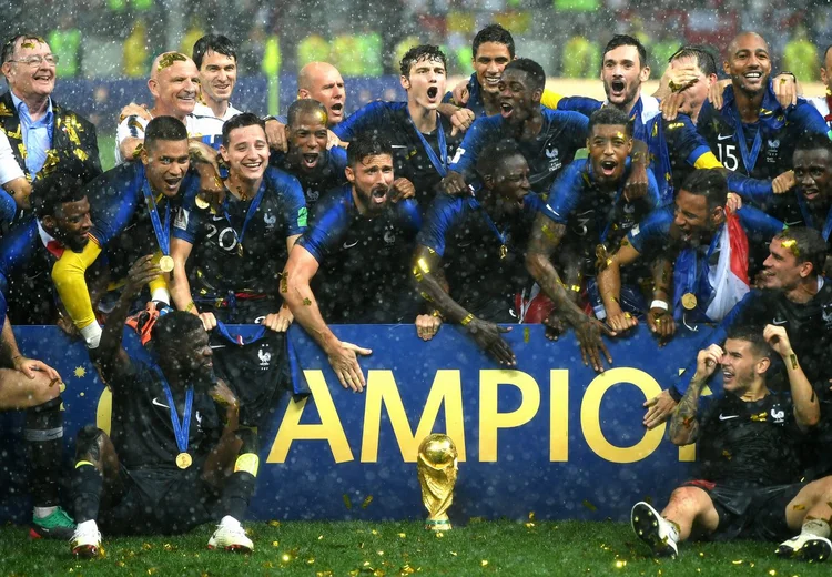 Jogadores franceses em frente a placa de campeões (Shaun Botterill/Getty Images)