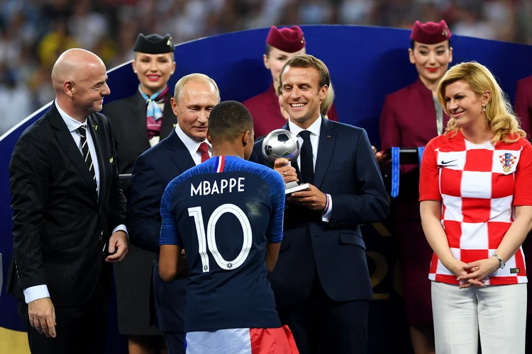 O presidente da França, Emmanuel Macron, dá o título de jogador jovem revelação a Kylian Mbappe, da França no estádio Luzhniki  (Shaun Botterill/Getty Images)