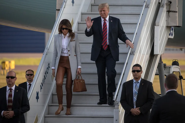 Presidente Donald Trump e sua esposa, Melania Trump, chegam a Helsinque, na Finlândia, para o encontro com o presidente da Rússia Vladimir Putin (Chris McGrath/Getty Images)