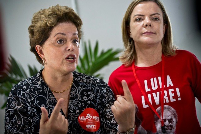 Dilma e Gleisi:: defender que Lula dispute eleições justamente em Cuba, onde não há eleições, é mais uma incoerência do PT (Ramon Espinosa/Reuters)