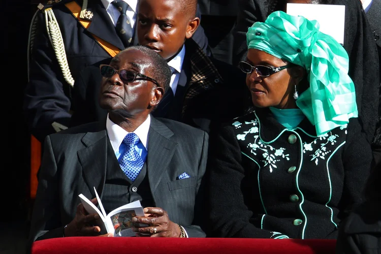 Muitos alegavam que a imunidade diplomática de Grace Mugabe deveria ter sido retirada quando seu marido, Robert Mugabe, deixou a Presidência do Zimbábue, em novembro de 2017 (Peter Macdiarmid/Getty Images)