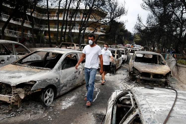 Cerca de 700 cidadãos foram resgatados pela guarda litorânea nas praias próximas ao porto de Rafina (Costas Baltas/Reuters)