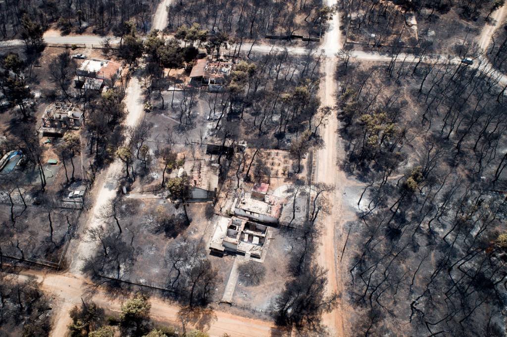 Brasileira relata desespero durante fuga de incêndio na Grécia