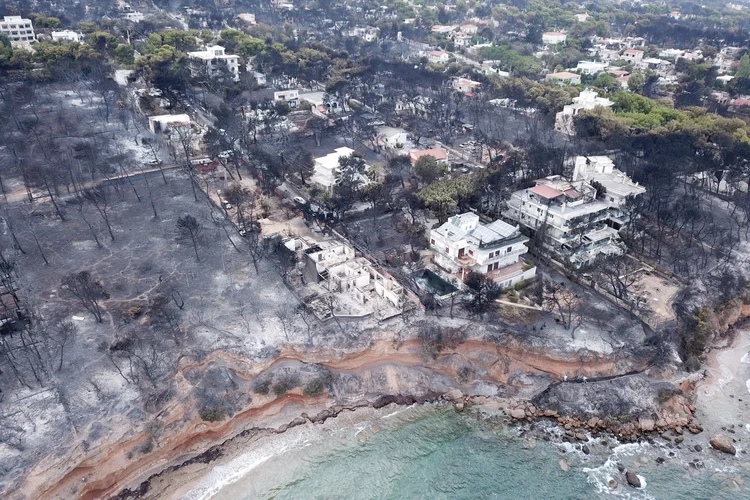 Equipes de resgates ainda estão examinando todas as casas incendiadas (FLYGREECEDRONE/Reuters)