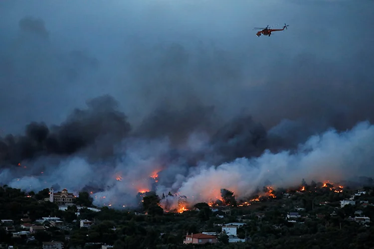 Acredita-se que pelo menos 91 pessoas tenham morrido (Alkis Konstantinidis/Reuters)