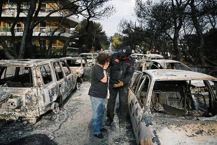 Mais de 700 pessoas foram evacuadas por via marítima até o porto de Rafina (Costas Baltas/Reuters)