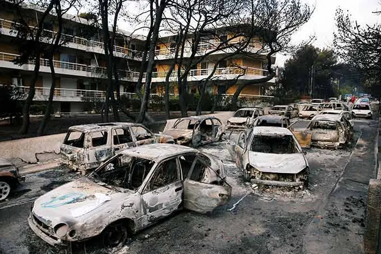 Na Grécia, dezenas de pessoas morreram em incêndio (Costas Baltas/Reuters)