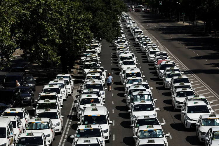 Representantes dos taxistas devem se reunir com o primeiro ministro para tentar resolver a disputa, enquanto (Susana Vera/Reuters)