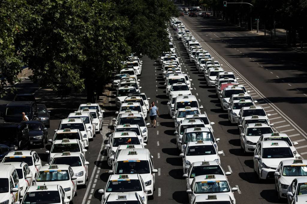 Greve de taxistas contra Uber e Cabify gera caos em cidades na Espanha