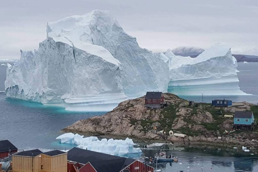 Iceberg do tamanho de montanha apavora vilarejo na Groenlândia