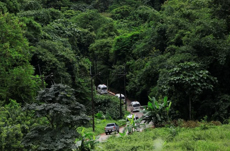 Tailândia: grupo de ambulâncias a caminho da caverna de Tham Luang. Autoridades não comentaram identidades de resgatados (Soe Zeya Tun/Reuters)