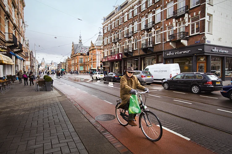 Holanda: país que popularizou o transporte com bicicletas, agora quer reduzir acidentes causados pelo uso do celular ao guidão (Getty Images/Getty Images)