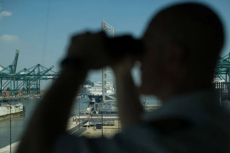 Homem observa movimento em porto na Antuérpia, Bélgica: país investe em drones para monitoramento de suas fronteiras terrestres e marítimas (Bloomberg/Bloomberg)