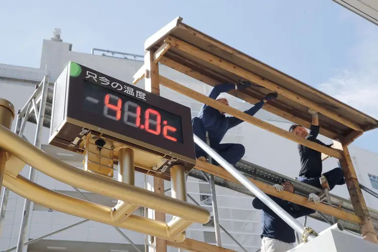Homens trabalham na construção de estádio para as Olimpíadas 2020, em Tóquio: essa é a maior demanda por atendimento hospitalar por conta do calor nos últimos 10 anos (Kyodo/Reuters)
