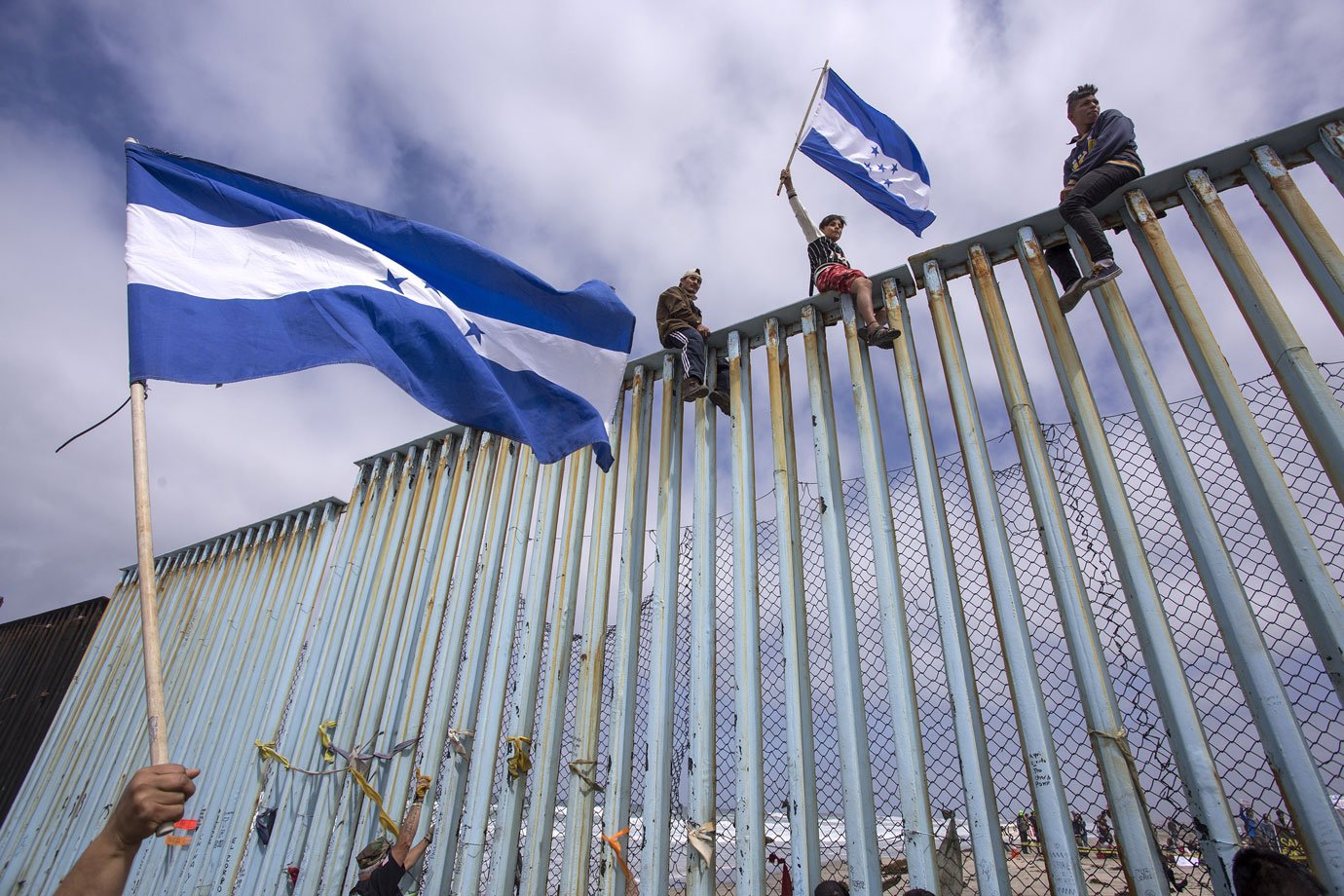 Apesar das ameaças de Trump, hondurenhos começam a entrar no México