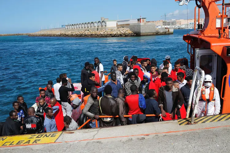 Nos últimos cinco meses, 54 pessoas em média foram resgatadas por dia no mar durante a travessia do Mediterrâneo para chegar à Espanha (Jon Nazca/Reuters)