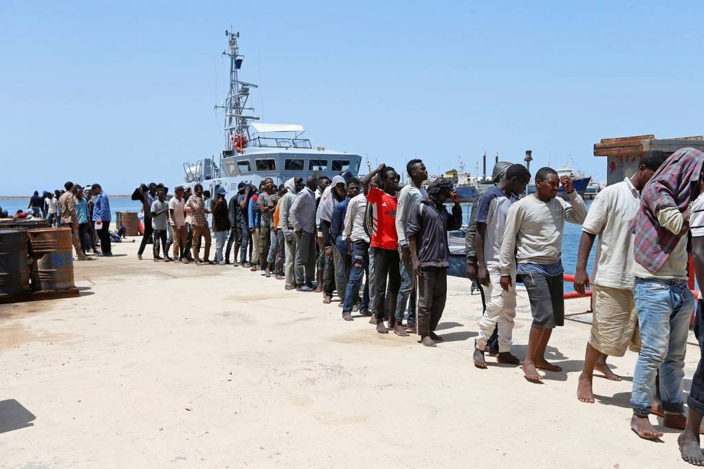 Refugiados e imigrantes devolvidos à Líbia estão sendo vendidos, diz ONU