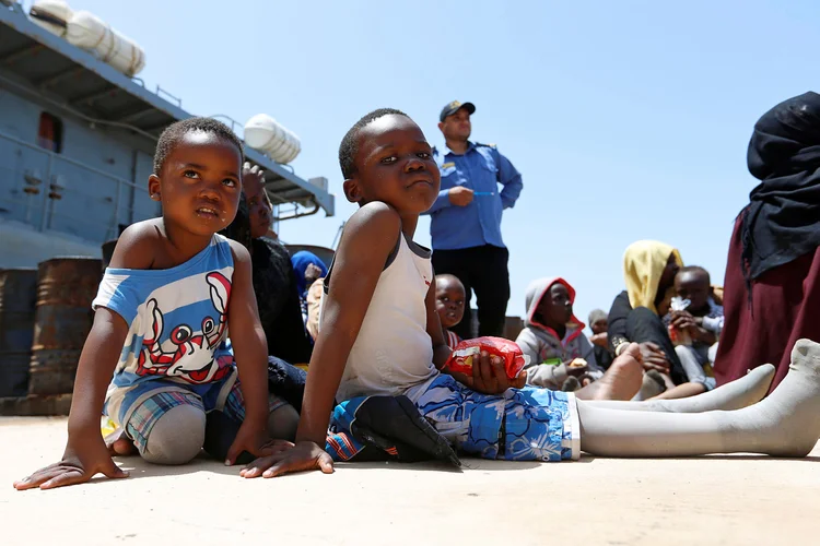 As praias entre Trípoli e a fronteira com a Tunísia se transformaram nos últimos dois anos no principal reduto das máfias que traficam seres humanos (Ismail Zitouny/Reuters)