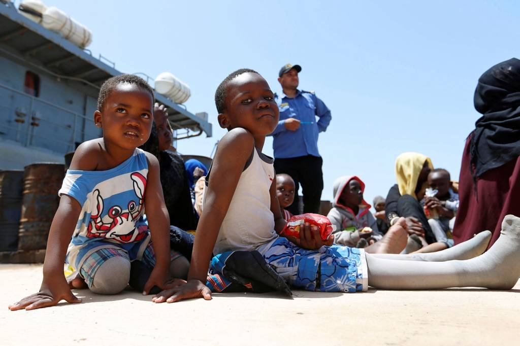 Dois adultos e seis crianças morrem em caminhão frigorífico na Líbia