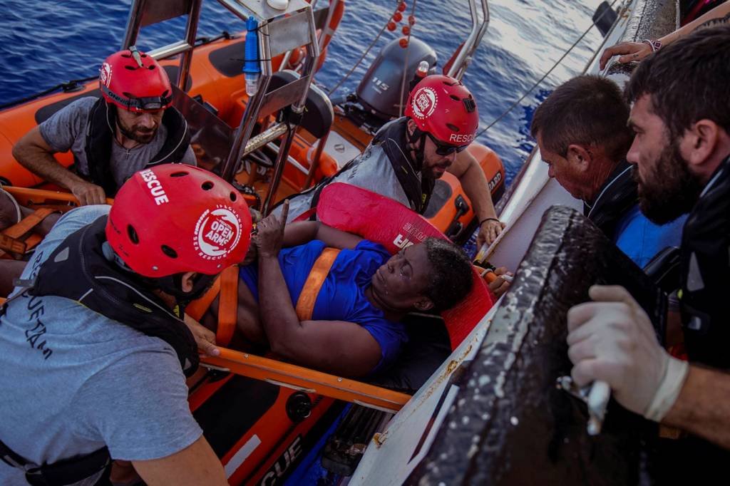 Migrante sobrevive agarrada a corpos no Mediterrâneo