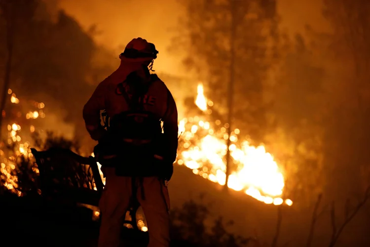 Bombeiro observa incêndio na Califórnia: governo quer a exploração madeireira e a queima controlada em terras federais para reduzir combustível que provoca incêndios florestais cada vez mais severos (Fred Greaves/Reuters)