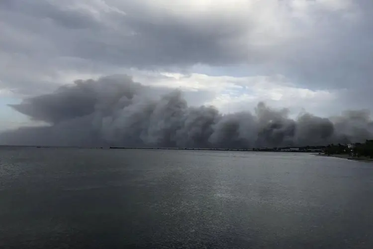 A causa do incêndio ainda não está clara, mas as autoridades estão investigando como começou simultaneamente a partir de três locais diferentes e também o modo como foi tratado pelas autoridades (INSTAGRAM/ @OI.IOANNIS/Reuters)