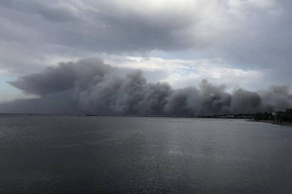 Autoridades buscam respostas para incêndio devastador na Grécia